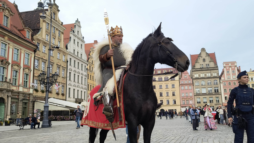 Orszak Dziejów po raz trzeci we Wrocławiu. 150 postaci historycznych na ulicach miasta – Król Bolesław Chrobry, Jan Paweł II oraz Danuta Siedzikówna zawitali do Wrocławia