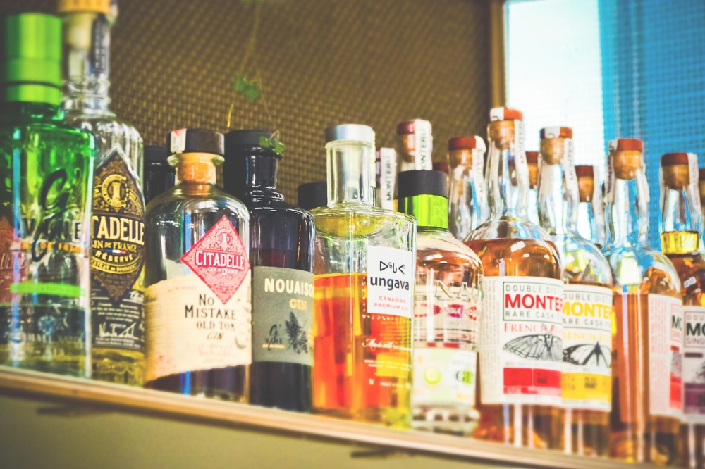 Młodzi dla Wolności protestują przeciwko nocnemu zakazowi sprzedaży alkoholu we Wrocławiu - „Odbierają nam wolność krok po kroku”. Młodzieżówka sprzeciwia się prohibicji nocnej