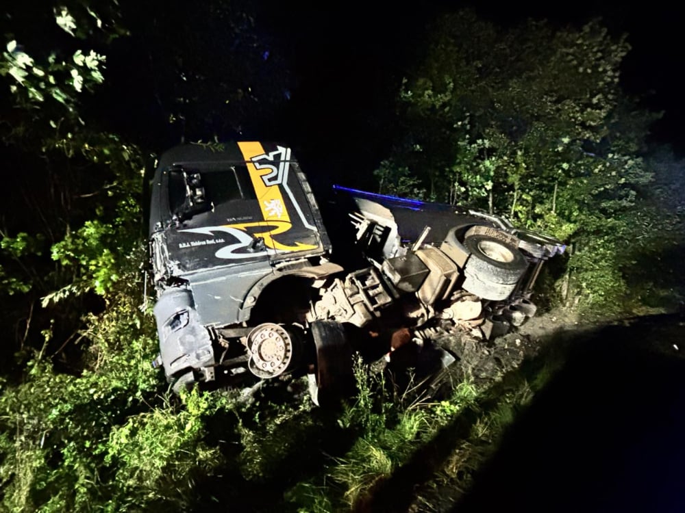Zderzenie ciężarówek na DK8. Jedna z nich wpadła do rowu – Wypadek na DK8. Zderzenie dwóch ciężarówek