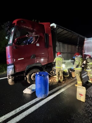 Zderzenie ciężarówek na DK8. Jedna z nich wpadła do rowu - 0