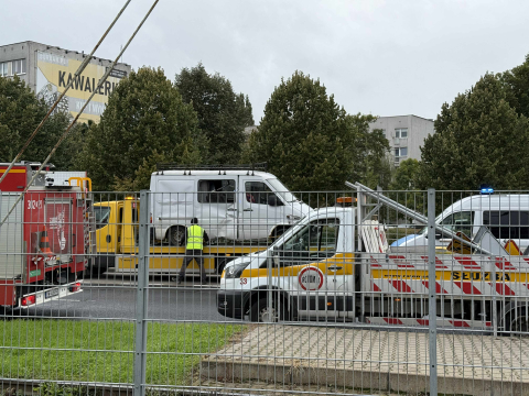 Wrocław: Dostawczak wjechał w przystanek i zablokował torowisko. Ranna pasażerka czekająca na tramwaj - 0