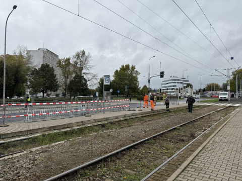 Wrocław: Dostawczak wjechał w przystanek i zablokował torowisko. Ranna pasażerka czekająca na tramwaj - 1
