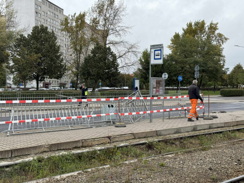 Wrocław: Dostawczak wjechał w przystanek i zablokował torowisko. Ranna pasażerka czekająca na tramwaj - 2