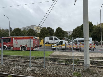 Dostawczak wjechał w przystanek i zablokował torowisko. Jedna osoba w szpitalu