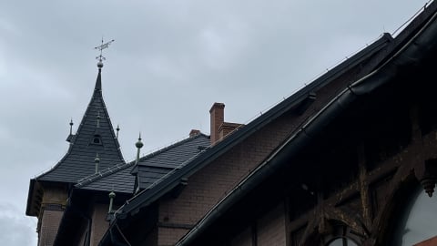 Dworzec w Piechowicach straszy turystów. Naprawiono dach, a co z resztą budynku? - 1