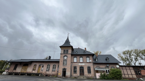 Dworzec w Piechowicach straszy turystów. Naprawiono dach, a co z resztą budynku? - 2