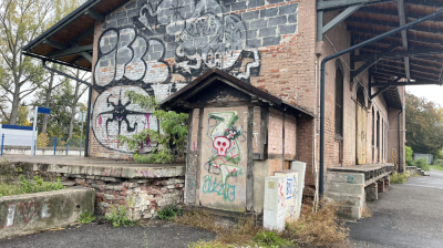 Dworzec w Piechowicach straszy turyst&oacute;w. Naprawiono dach, a co z resztą budynku?