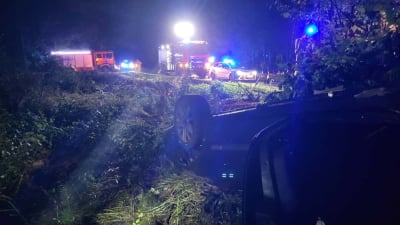 Tragiczny wypadek pod Zgorzelcem. Samoch&oacute;d ściął drzewa i dachował, jedna osoba nie żyje