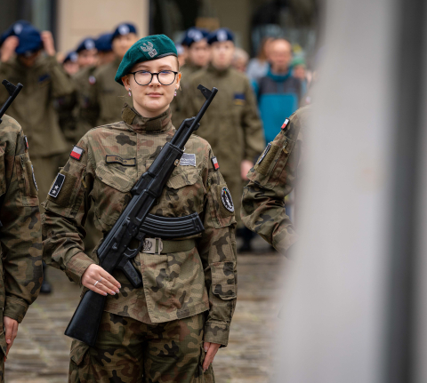 Chcą pomagać innym i dawać dobry przykład. Tak wyglądało ślubowanie uczniów klas mundurowych [ZDJĘCIA] - 12