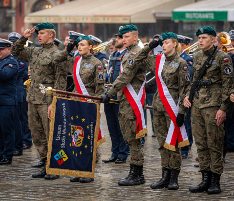Chcą pomagać innym i dawać dobry przykład. Tak wyglądało ślubowanie uczniów klas mundurowych [ZDJĘCIA] - 14