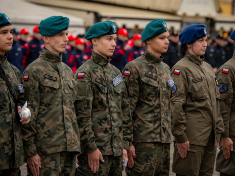Chcą pomagać innym i dawać dobry przykład. Tak wyglądało ślubowanie uczniów klas mundurowych [ZDJĘCIA] - 17