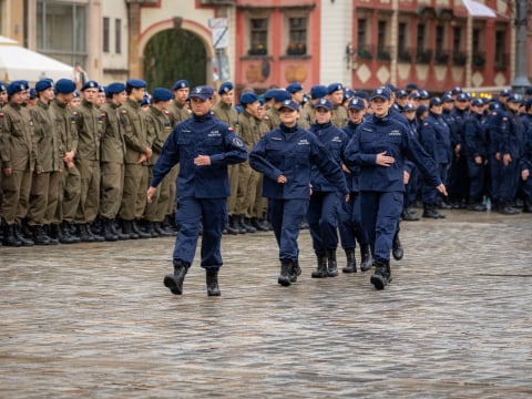 Chcą pomagać innym i dawać dobry przykład. Tak wyglądało ślubowanie uczniów klas mundurowych [ZDJĘCIA] - 18