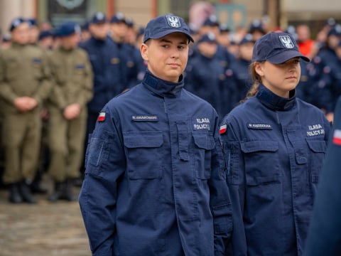 Chcą pomagać innym i dawać dobry przykład. Tak wyglądało ślubowanie uczniów klas mundurowych [ZDJĘCIA] - 1