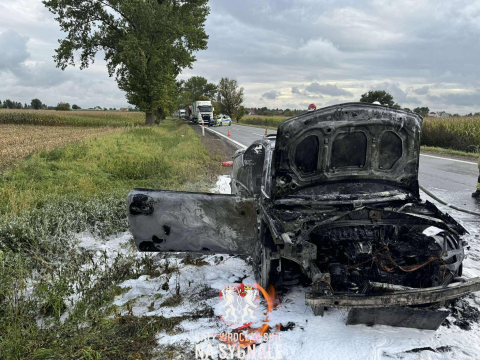 Pożar samochodu w Turowie. Kierowca i pasażer próbowali go ugasić, jednak samochód spłonął doszczętnie - 3