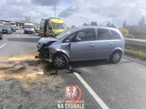 Samochód uderzył w bariery przy wjeździe na AOW. Duże korki na północy Wrocławia [ZDJĘCIA] - 1