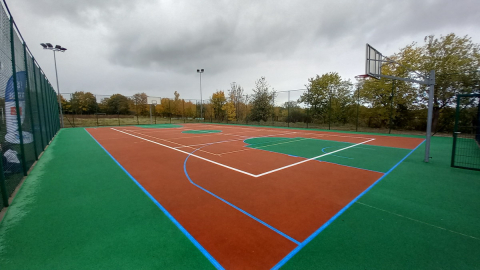 Boiska w Tymowej przeszły modernizację. Młodzi sportowcy mogą już z nich korzystać - 2