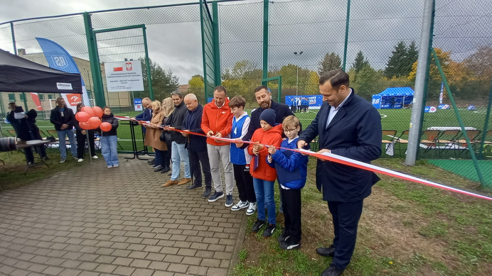 Boiska w Tymowej przeszły modernizację. Młodzi sportowcy mogą już z nich korzystać – Uroczyste otwarcie wyremontowanego boiska w Tymowej.