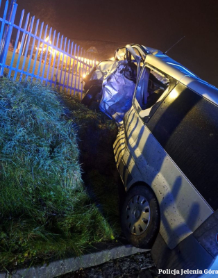 Uciekał przed policją, rozbił cudzy samochód. Na sumieniu miał dużo więcej [ZDJĘCIA] - 1