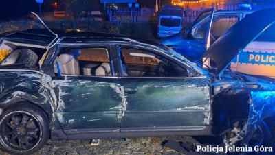 Uciekał przed policją, rozbił cudzy samoch&oacute;d. Na sumieniu miał dużo więcej [ZDJĘCIA]