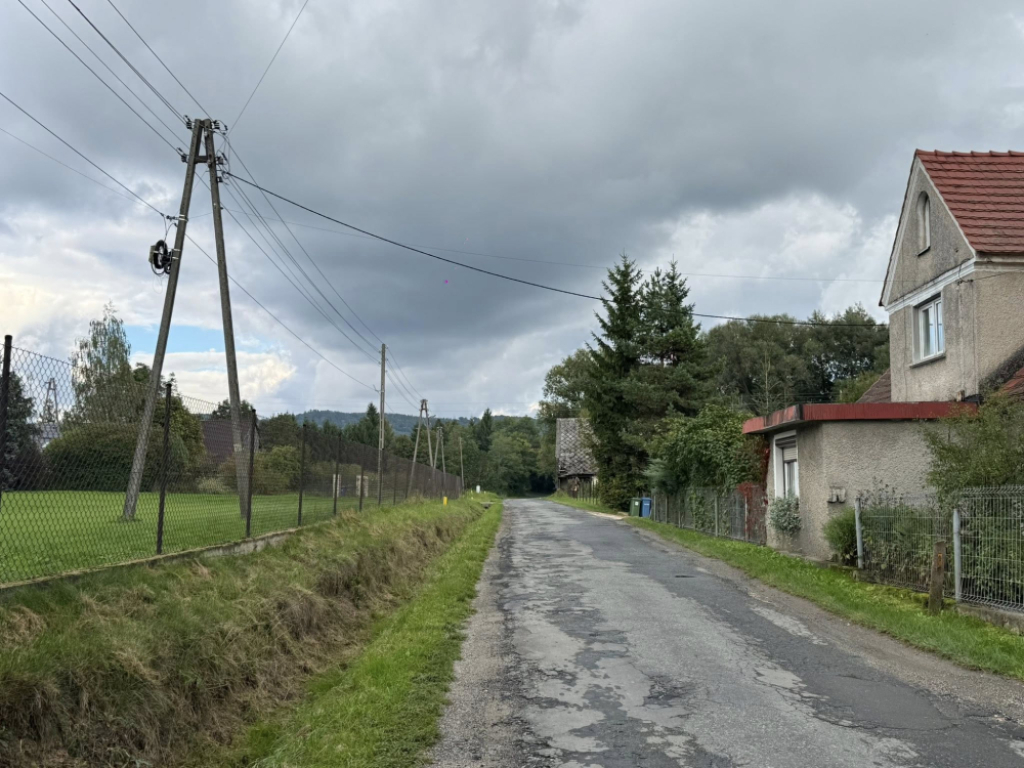 W Starym Waliszowie będzie jaśniej i bezpieczniej. Staną tam nowoczesne lampy – W Starym Waliszowie będzie jaśniej i bezpieczniej.