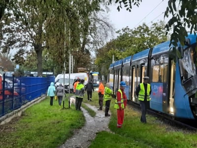 Tramwaj wykoleił się po zderzeniu z "dostawczakiem". Duże utrudnienia dla pasażer&oacute;w MPK