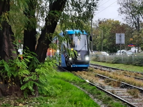Tramwaj wykoleił się po zderzeniu z "dostawczakiem". Duże utrudnienia dla pasażerów MPK - 0
