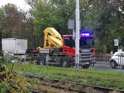 Tramwaj wykoleił się po zderzeniu z "dostawczakiem". Duże utrudnienia dla pasażerów MPK - 3