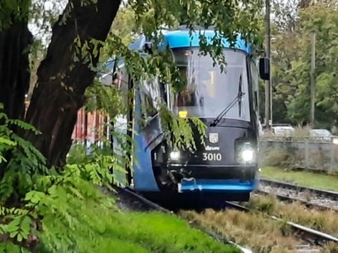 Tramwaj wykoleił się po zderzeniu z "dostawczakiem". Duże utrudnienia dla pasażerów MPK - 1