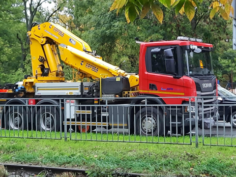 Tramwaj wykoleił się po zderzeniu z "dostawczakiem". Duże utrudnienia dla pasażerów MPK - 2