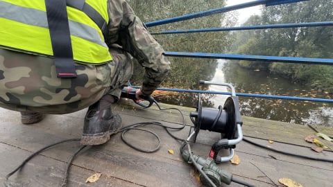 Żołnierze rozbierają zniszczoną kładkę w Lwówku Śląskim. "Bardzo, bardzo dziękujemy" - 0