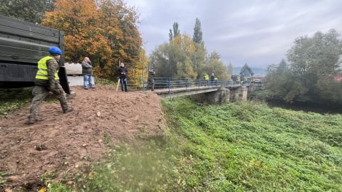 Żołnierze rozbierają zniszczoną kładkę w Lwówku Śląskim. "Bardzo, bardzo dziękujemy" - 1