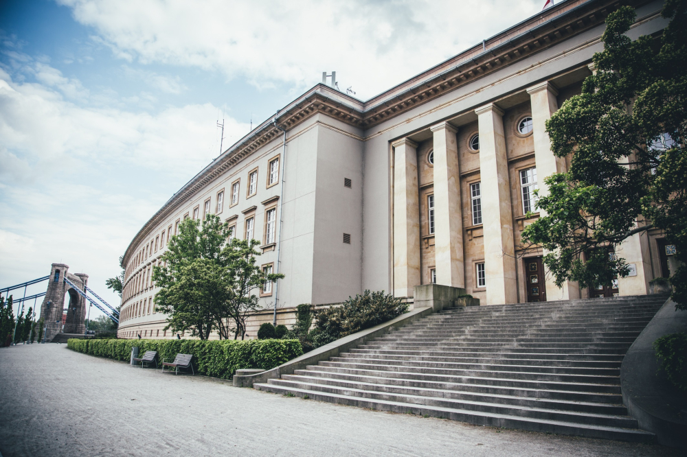 Paweł Kura zrezygnował z mandatu. To jeden z radnych wykluczonych przez Jarosława Kaczyńskiego - Paweł Kura zrezygnował z mandatu radnego.