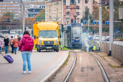 Pęknięcie szyny na pl. Jana Pawła II.  Torowcy zdecydowali się na doraźną naprawę