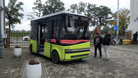 Autonomiczny minibus już jeździ po Cmentarzu Osobowickim. Mamy zdjęcia i wideo - 7