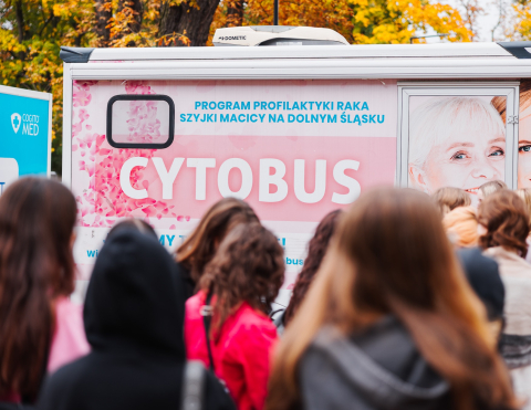 W wieku 16 lat Mia wykryła u siebie guza piersi. Teraz edukuje koleżanki ze szkoły - 0