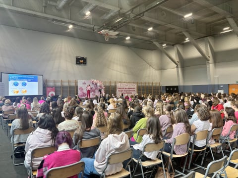 W wieku 16 lat Mia wykryła u siebie guza piersi. Teraz edukuje koleżanki ze szkoły - 1