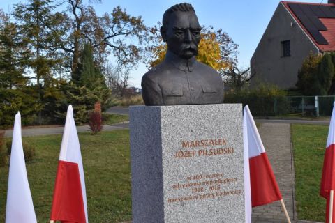 We Wrocławiu uszkodzono pióro Fredry. A pod Polkowicami ktoś ukradł... popiersie Piłsudskiego - 0