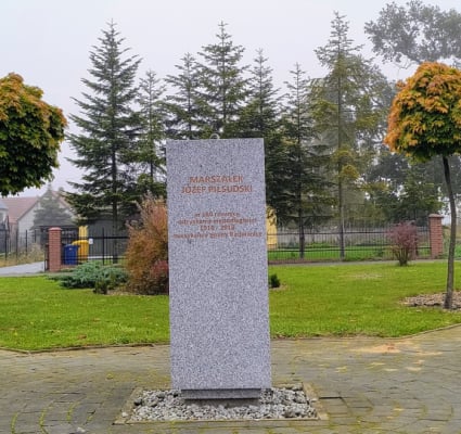 We Wrocławiu uszkodzono pióro Fredry. A pod Polkowicami ktoś ukradł... popiersie Piłsudskiego - 1