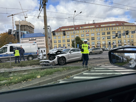 Kolizja na placu Jana Pawła II. Samochód wjechał w słup - 0