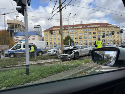 Kolizja na placu Jana Pawła II. Samoch&oacute;d wjechał w słup