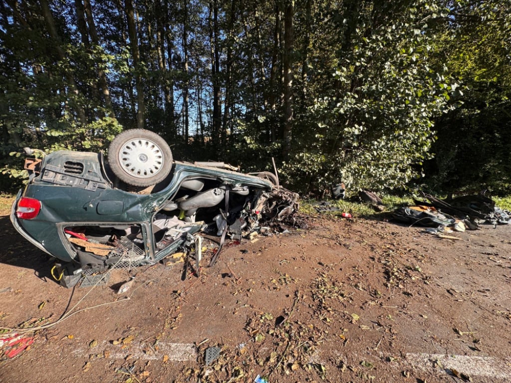 Zakaz prowadzenia pojazdów nie powstrzymał go przed jazdą. Auto dachowało po nieudanym wyprzedzaniu pod Legnicą - Niepowstrzymany zakazem kierowca spowodował wypadek. Pijany mężczyzna i jego pasażer trafili do szpitala.