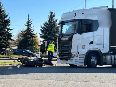 Zderzenie ciężar&oacute;wki z motocyklem. Ogromne utrudnienia na alei Armii Krajowej