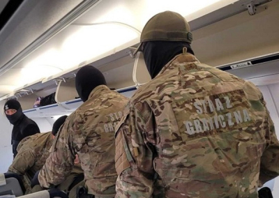 Samolot już kołował, ale musiał zawr&oacute;cić. Pasażer opuścił pokład w asyście służb