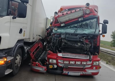 Zderzenie dw&oacute;ch ciężar&oacute;wek na A4 pod Legnicą. Autostrada była zablokowana