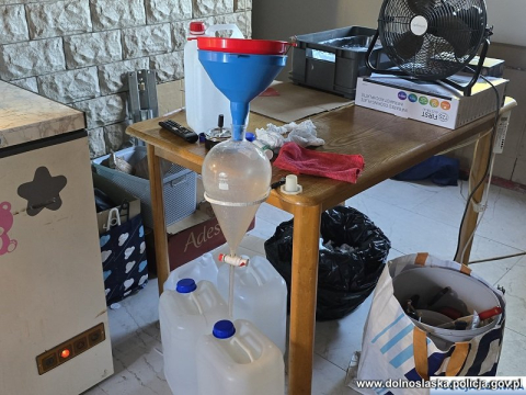 Zrobili z mieszkania fabrykę metamfetaminy. Zabezpieczono aż 43 kilogramy narkotyku [WIDEO] - 10