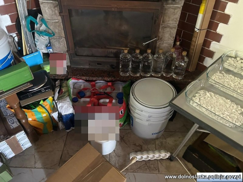 Zrobili z mieszkania fabrykę metamfetaminy. Zabezpieczono aż 43 kilogramy narkotyku [WIDEO] - 11