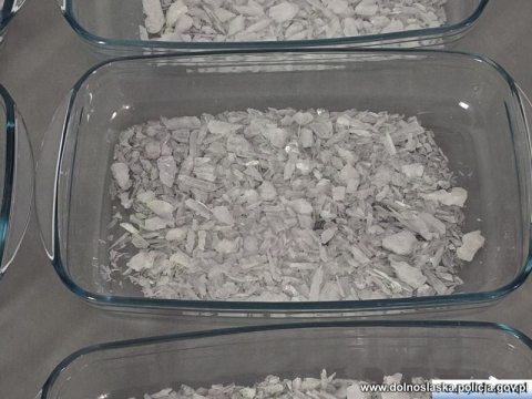 Zrobili z mieszkania fabrykę metamfetaminy. Zabezpieczono aż 43 kilogramy narkotyku [WIDEO] - 4