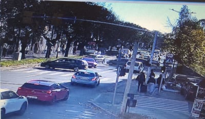 82-latka zasłabła i leżała na ulicy. Wielu kierowc&oacute;w... po prostu ją ominęło