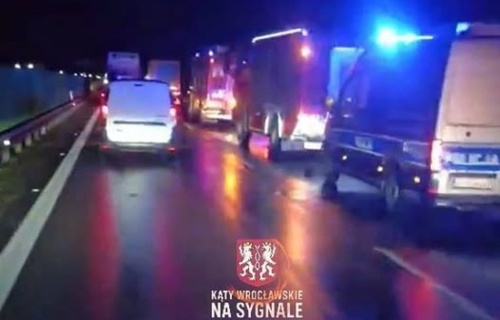 Dachowanie i korek na A4. Poranne utrudnienia na drogach Dolnego Śląska - Korek na autostradzie A4 po kolizji dwóch pojazdów.