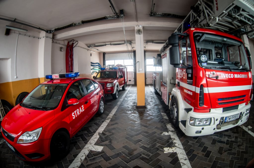 Akcja służb w Siechnicach. Doszło do rozszczelnienia zbiornika z kwasem solnym - Akcja służb w Siechnicach. Doszło do rozszczelnienia zbiornika z kwasem solnym.
